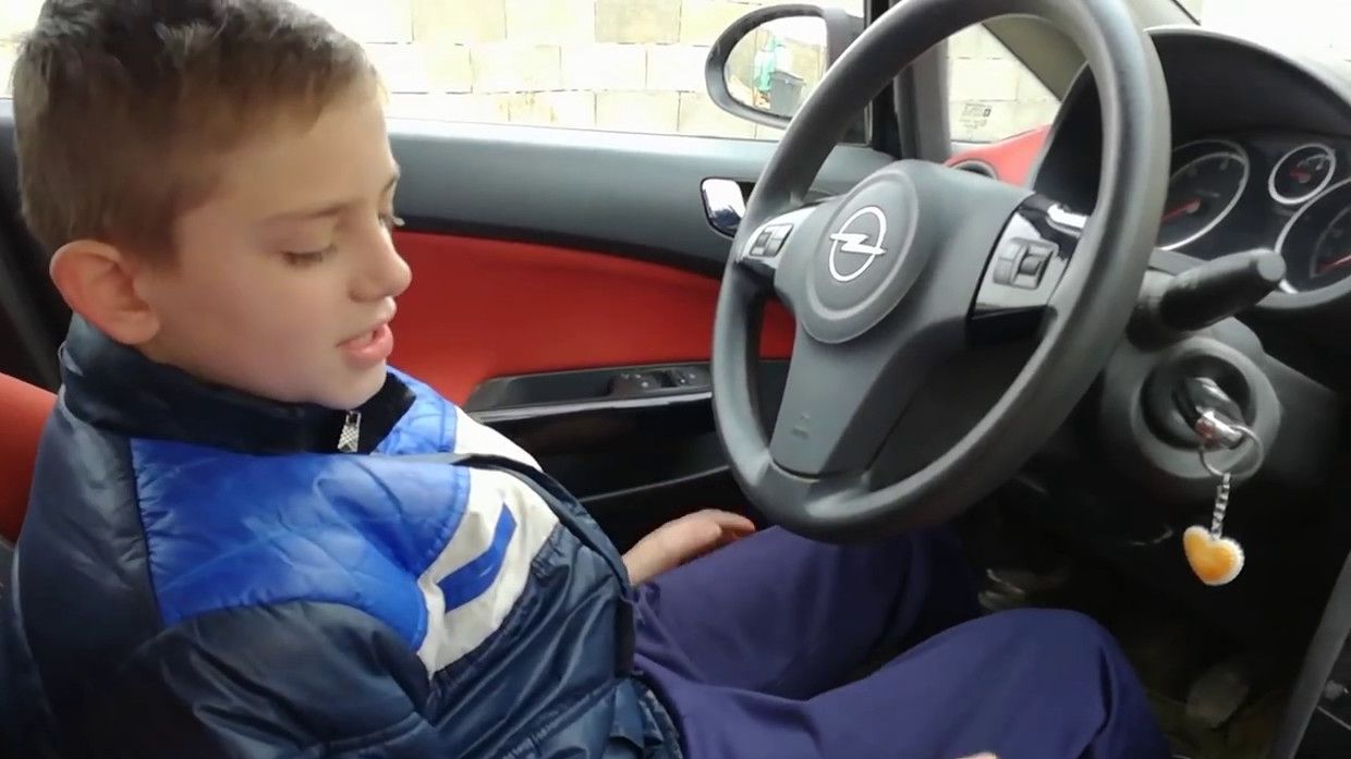 VIDEO - Cet enfant de 3 ans conduit une Ferrari sur circuit, quel veinard !