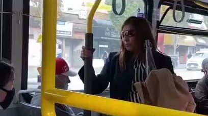 Le passager d'un bus remet une femme énervée à sa place