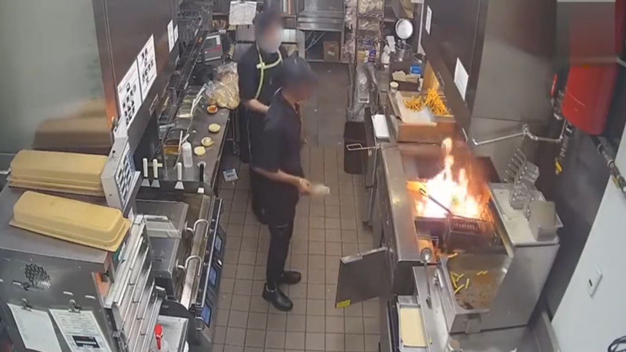 Дело кипит. Загорелся фритюр. Пожар на кухне ресторана. Горит кухня ресторана. Сгоревшая кухня ресторан.